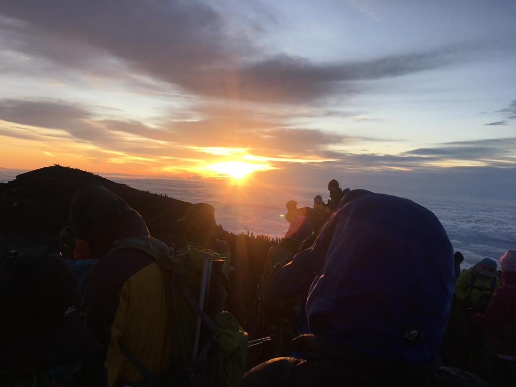 無事登山終了とご来光の行方は。。。